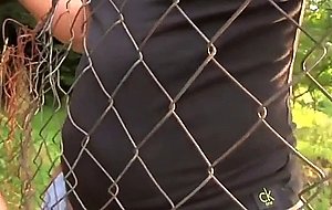 Blonde fotze durch maschendrahtzaun gefickt! 