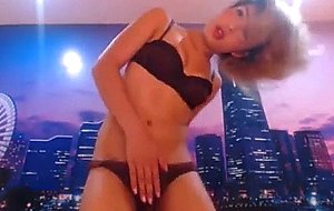 Solo ts jerkingher cock on webcam