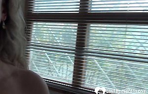 Hot babe likes to please herself