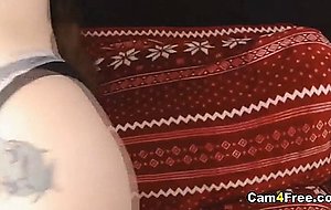 Wild hottie babe with sweet curves fucks herself 