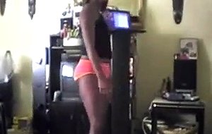 Bootylicious black babe shakes her booty 