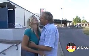 Deutsch durchbohrte Mutter in der Offentlichkeit