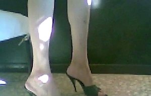 Slender amateur tranny saddling a toy