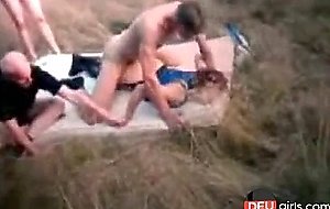 Reifen im Freien von einer Gruppe Manner gefickt