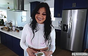 Mona Azar delivers wonderful blowjob to Tommys cock