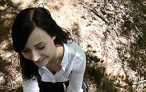 Deutsches Girl gibt im Freien Blowjob mit toller Gesichtsbesamung