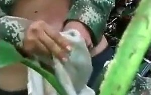 Militar novinho tocando uma no mato