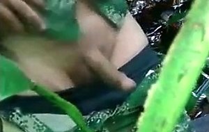 Militar novinho tocando uma no mato