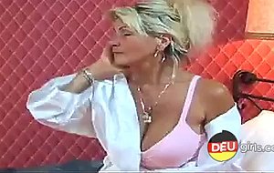 reife renata solo auf bett