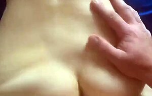 Papa schlagt mich von hinten hart, bis meine Beine zittern