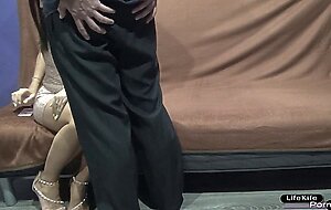 Lifekife, cheating on her husband while talking on the