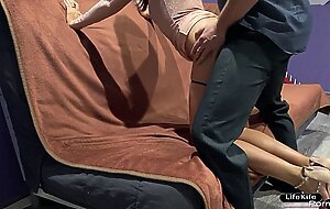 Lifekife, cheating on her husband while talking on the