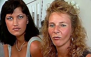 Deutsche MILF bringt deutschem Madchen bei