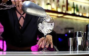 Owl crystal, sexet bartender suger den sidste gaests pik pa toilettet