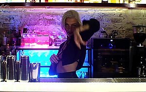 Owl crystal, sexet bartender suger den sidste gaests pik pa toilettet
