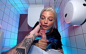 Owl crystal, sexet bartender suger den sidste gaests pik pa toilettet