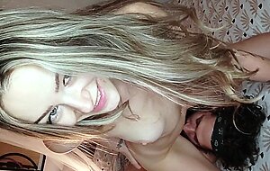 Daskinny, la petite blonde daskinny se fait prendre avec un gode.