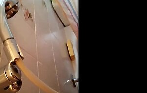Alter schlaft mit einem Jungen beim Amateur-Blowjob