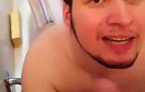 Alter schlaft mit einem Jungen beim Amateur-Blowjob