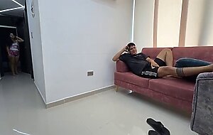 Mi linda hermanastra me deja comerme el culo de ella como regalo de cumpleanos. sexo anal