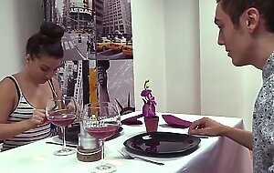 La ninfomana Cloe quiere follar con todos en First FAKings!