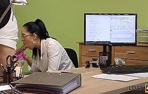 LOAN4K. Impressionnante rock'n'roll girl se fait clouer pour le pret necessaire