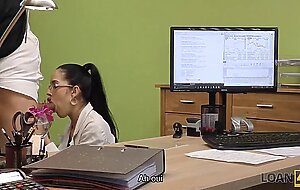 LOAN4K. Impressionnante rock'n'roll girl se fait clouer pour le pret necessaire