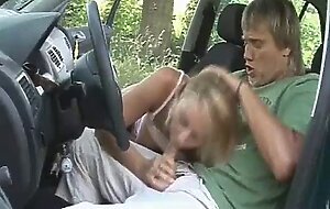 Amateur teen girlfriend sucks and fucks in a car