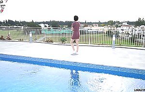 Holiday flirt escalates - sex at the hotel pool! Hopefully nobody catches me!