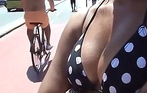 Brazilian milf with big ass gets a facial