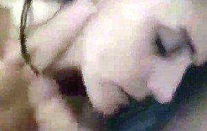 Suceuse soumise se devoile