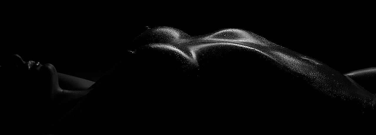 Glamorous Babe Vixy Boobs Exposing Her Incredible Big Tits In The Dark Big-Tits, Close-Up, Glamour, Nipples, Oiled