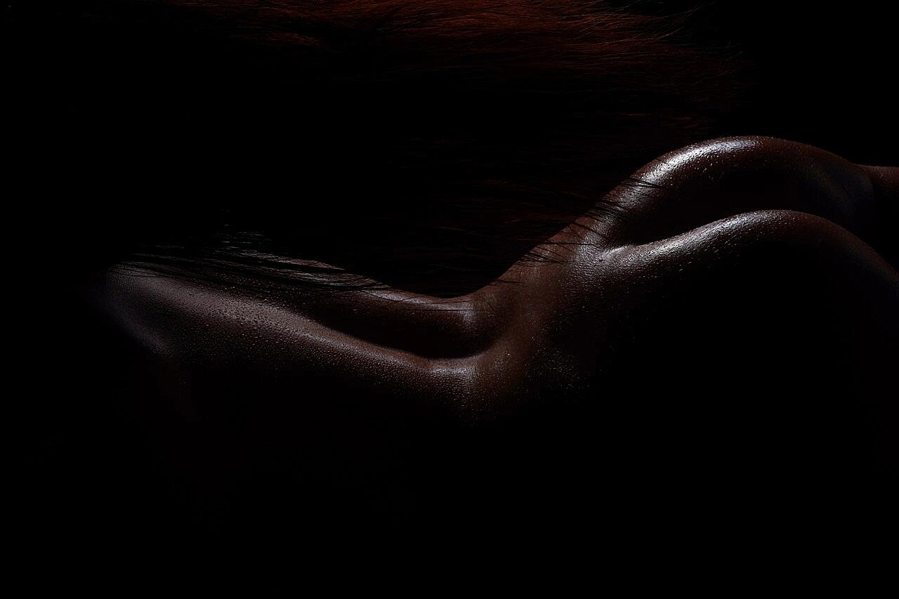 Glamorous Babe Vixy Boobs Exposing Her Incredible Big Tits In The Dark Big-Tits, Close-Up, Glamour, Nipples, Oiled