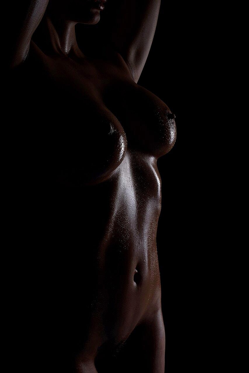 Glamorous Babe Vixy Boobs Exposing Her Incredible Big Tits In The Dark Big-Tits, Close-Up, Glamour, Nipples, Oiled