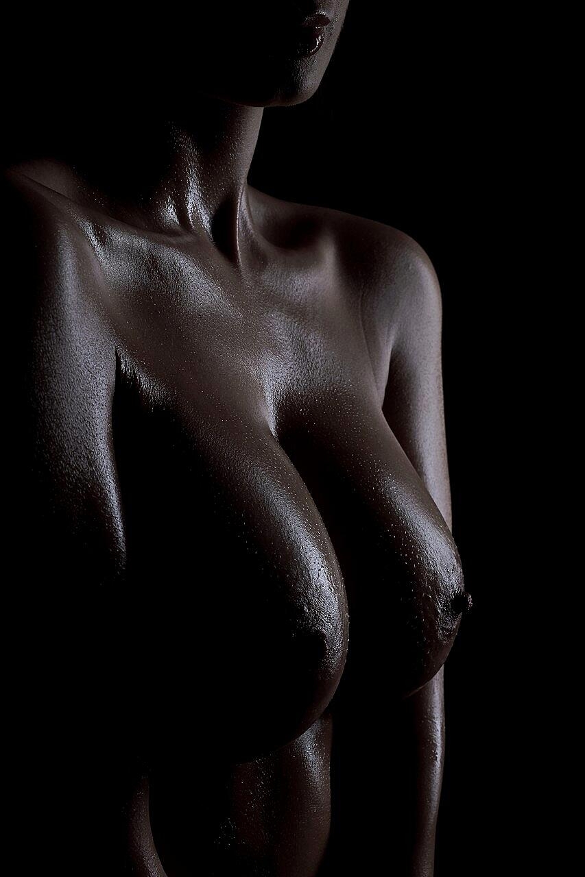 Glamorous Babe Vixy Boobs Exposing Her Incredible Big Tits In The Dark Big-Tits, Close-Up, Glamour, Nipples, Oiled