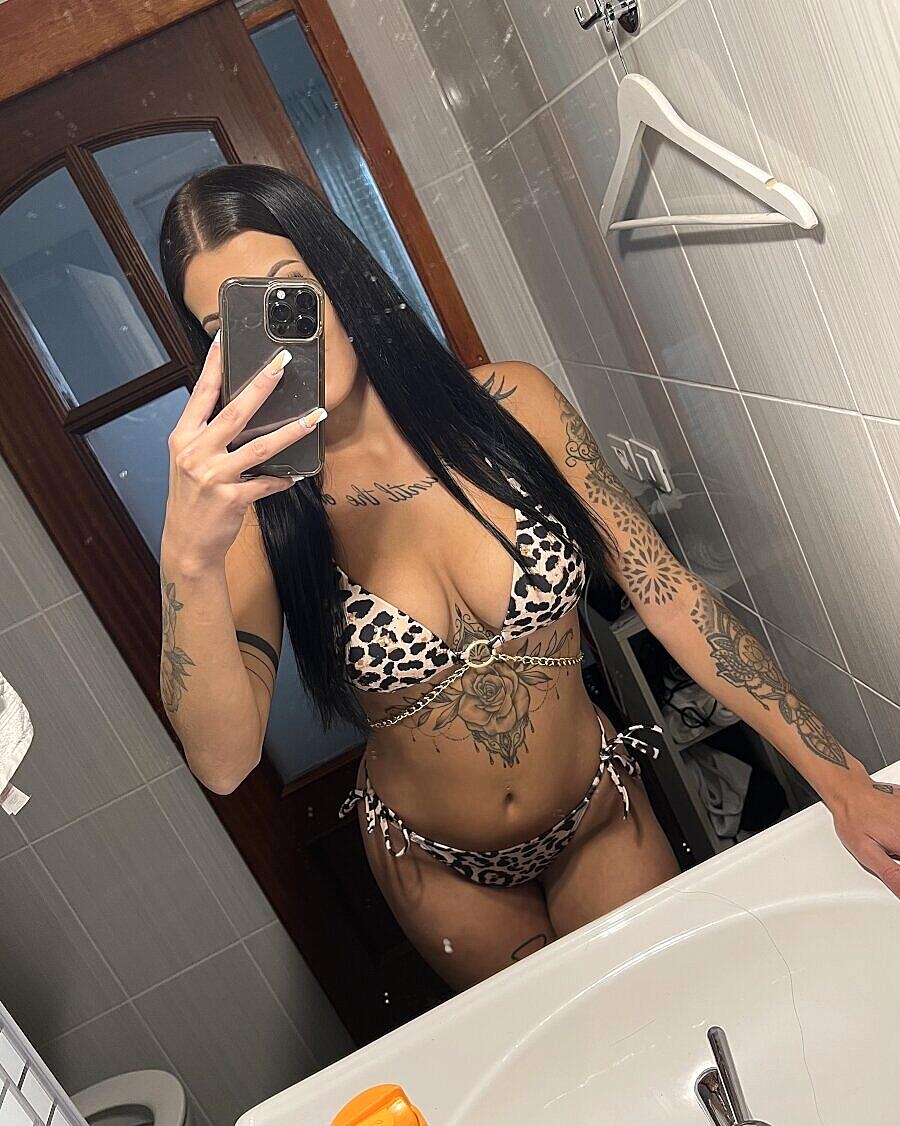 Glamorous Babe Showing Her Incredible Curves In Her Leopard Bikini Amateur, Babe, Beautiful, Model, Solo
